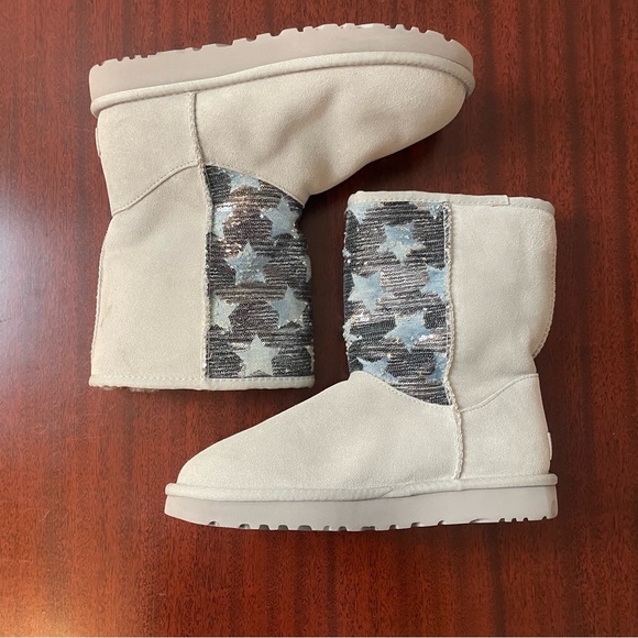NWOT UGG Classic Short Sequin Stars Boot - Picture 2 of 10